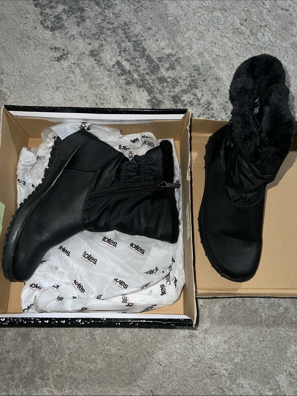 totes Black Women's Faux-Fur Cuff Winter Boots